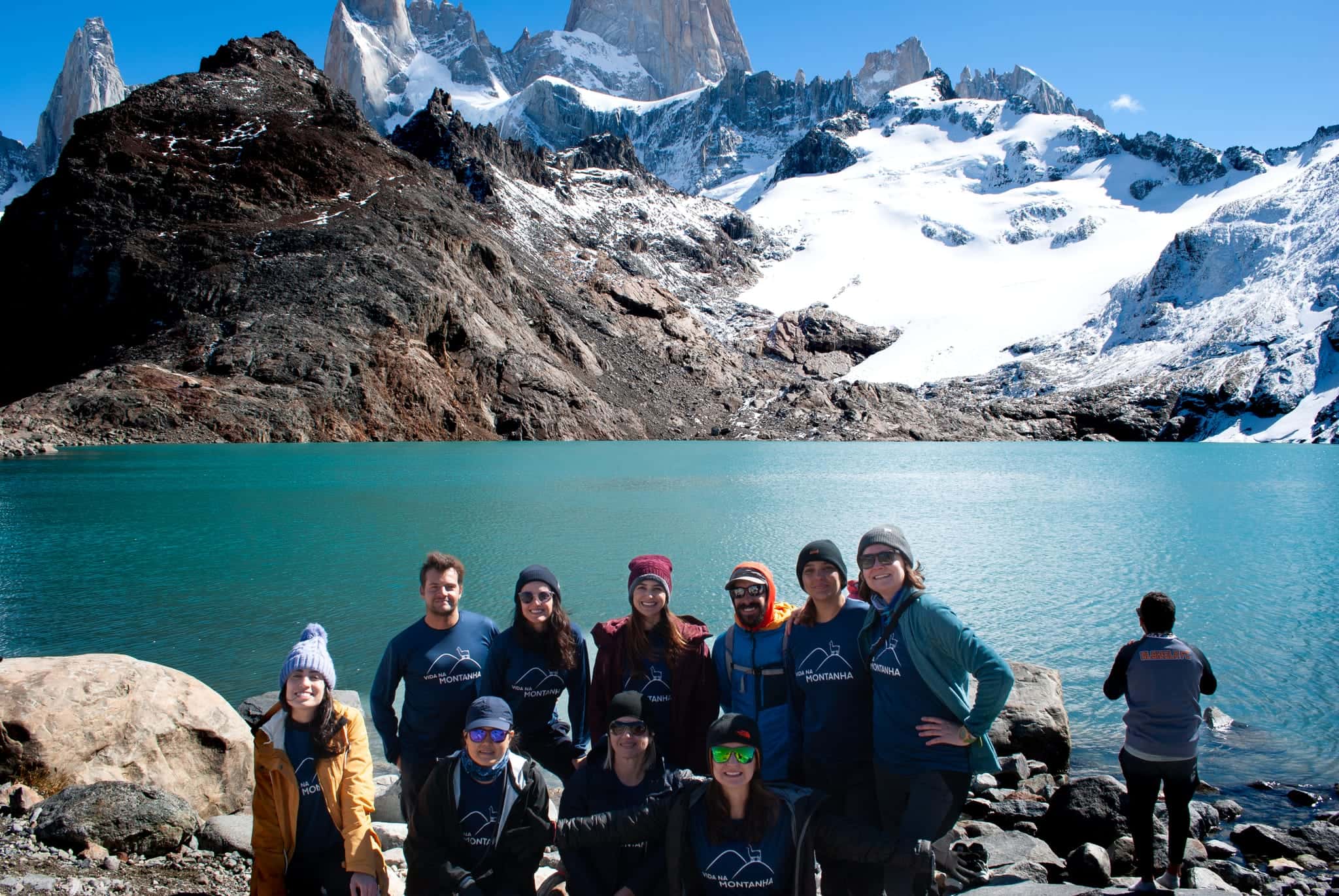Grupo Vida na Montanha na Laguna de los Tres, com o Monte Fitz Roy ao fundo